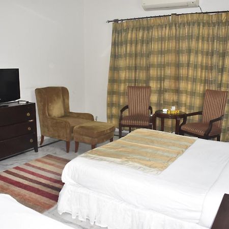 Pyramid International Guest House อิสลามาบัด ภายนอก รูปภาพ
