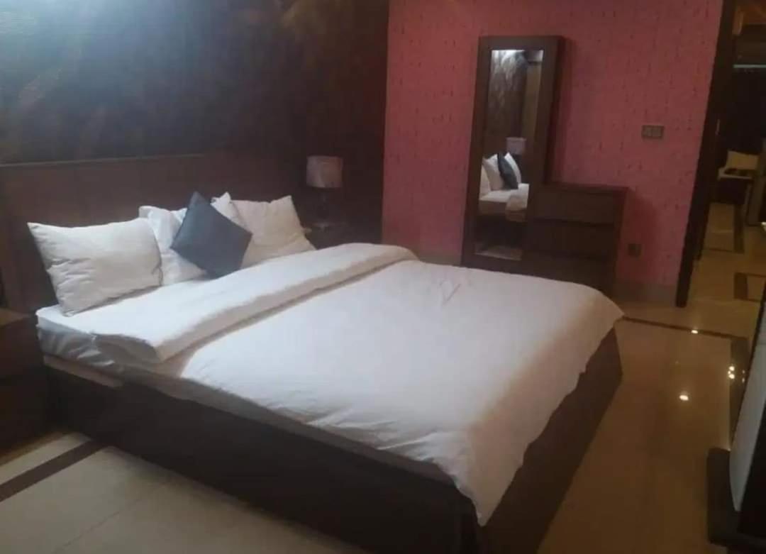 Pyramid International Guest House อิสลามาบัด ภายนอก รูปภาพ