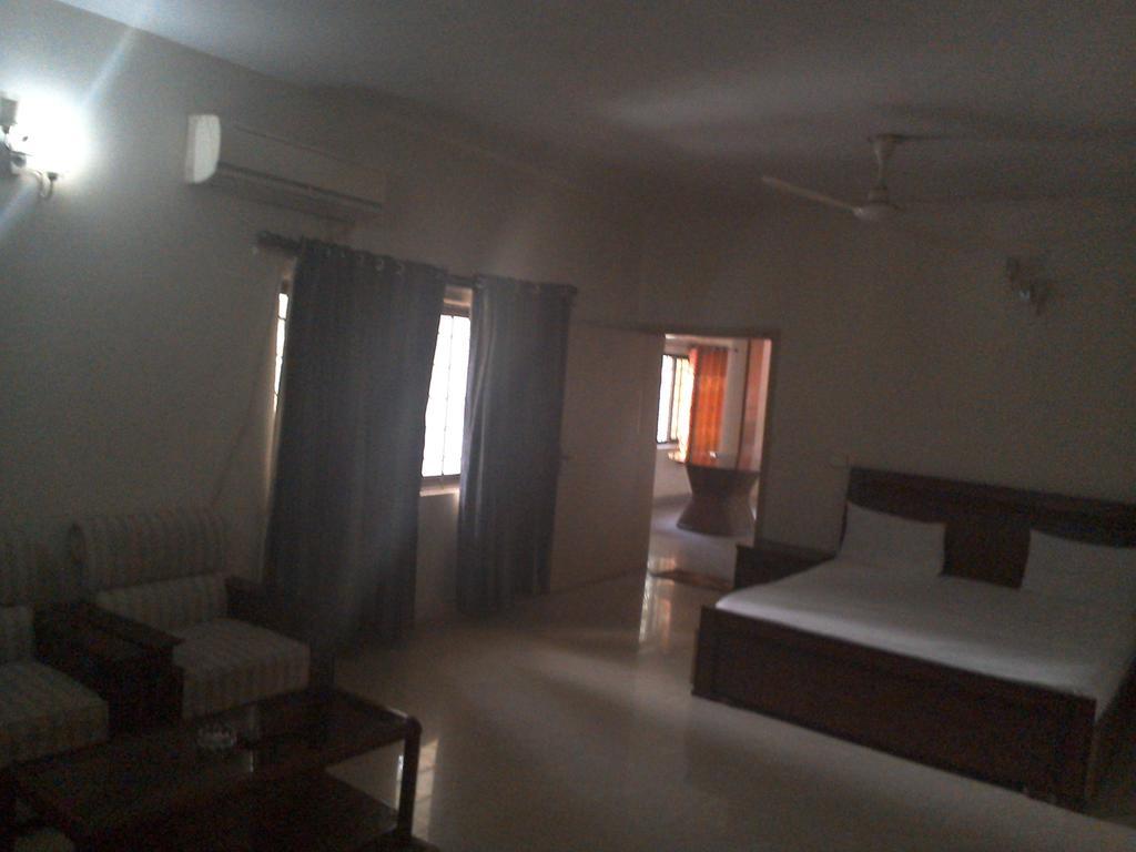 Pyramid International Guest House อิสลามาบัด ภายนอก รูปภาพ